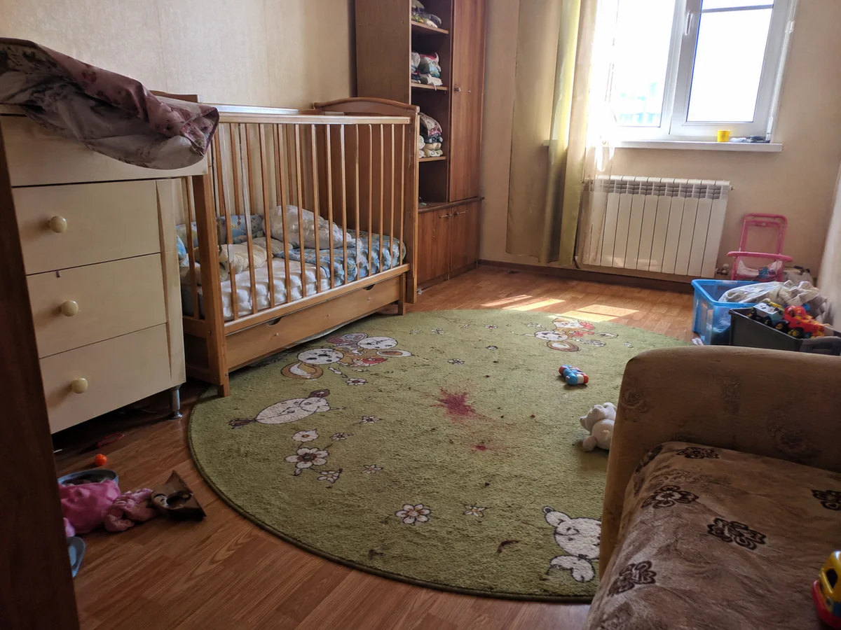 Зелёный ковёр в детской, пятно сока — до химчистки