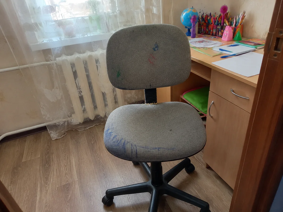 Детское кресло, следы ручки — до химчистки