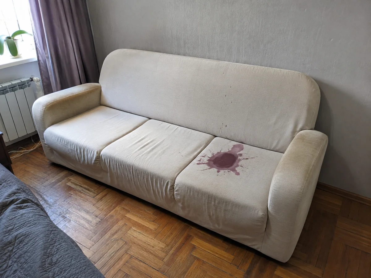 Бежевый льняной чехол, пятна вина — до химчистки