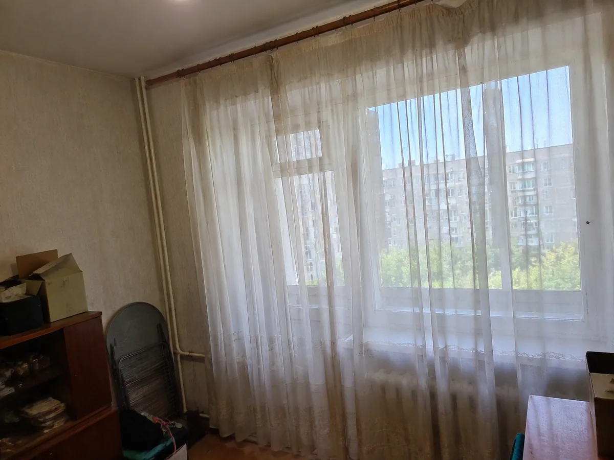 Белый тюль, пыль и тёмные точки — до химчистки