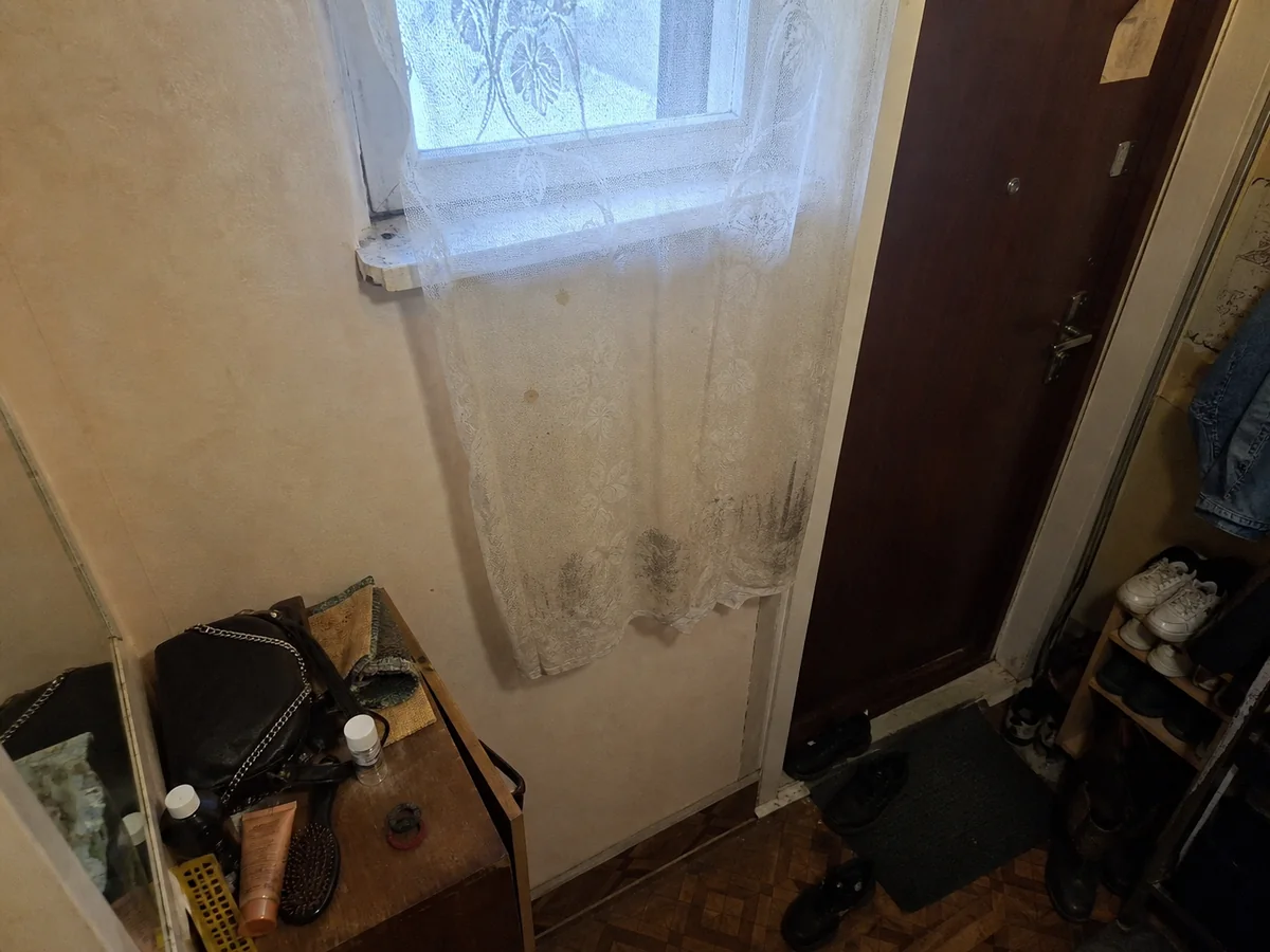 Тюль в прихожей, уличная пыль — до химчистки