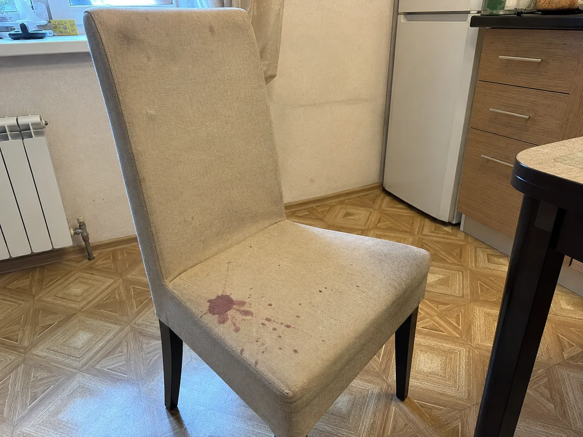 Бежевый тканевый стул, пятно вина — до химчистки